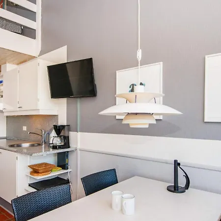 6 Person In Fan By Traum דירה